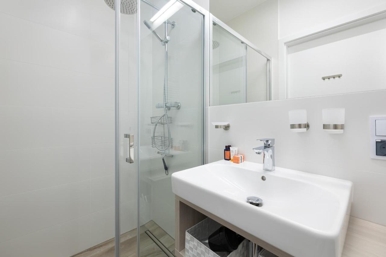 Platinium Apartment By Renters Prestige Rewal Exterior photo